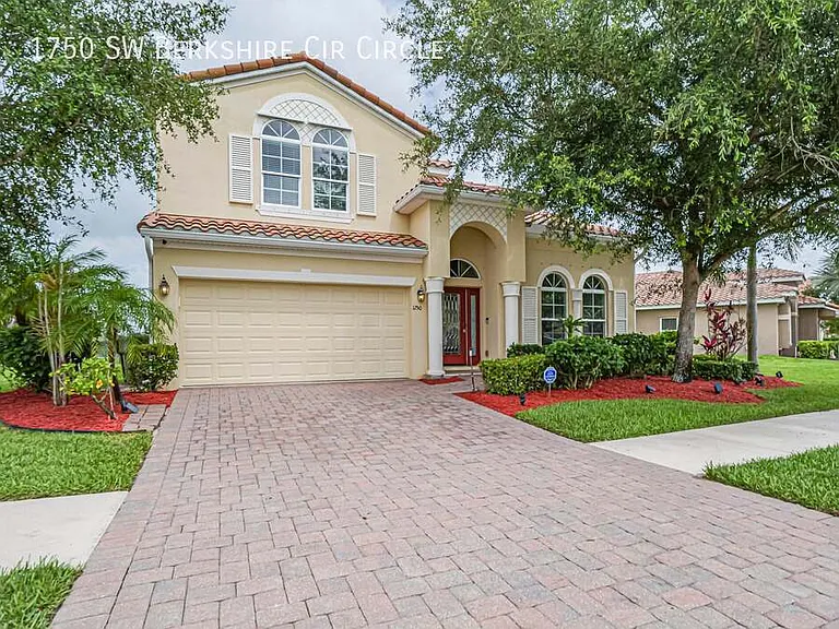 1750 Berkshire Cir SW — Photo 1