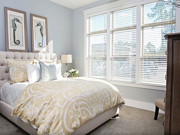 Guest bedroom (can also be used as home office)