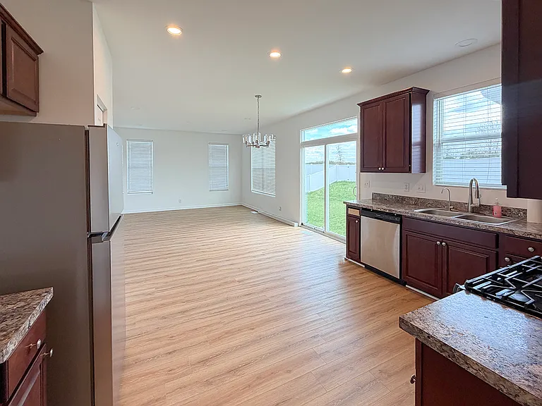 651 Olive Ln — Photo 5