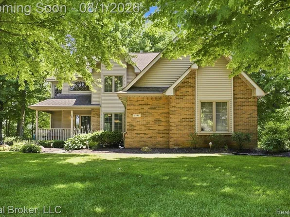 8184 Baypointe Dr, Brighton, MI 48114