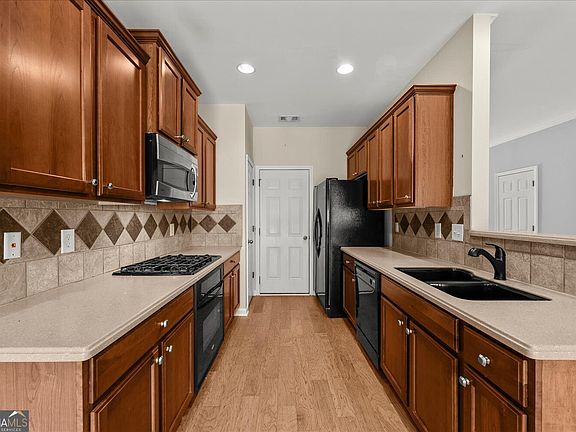 5th image of 3350 Thornbridge Dr