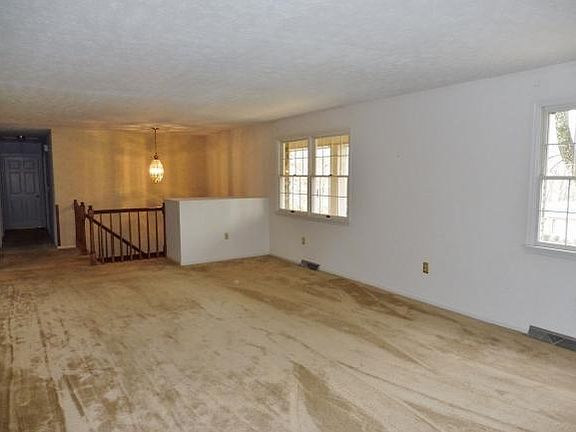 3rd image of 2129 Southcote Dr