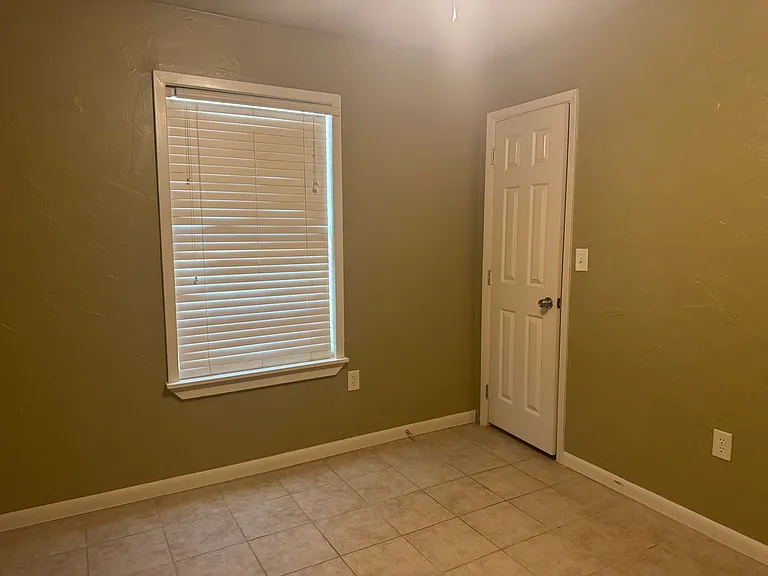 570 W Sterling Price St — Photo 6