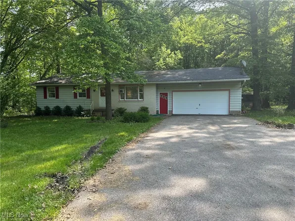 1075 N East River Rd, Lake Milton, OH 44429