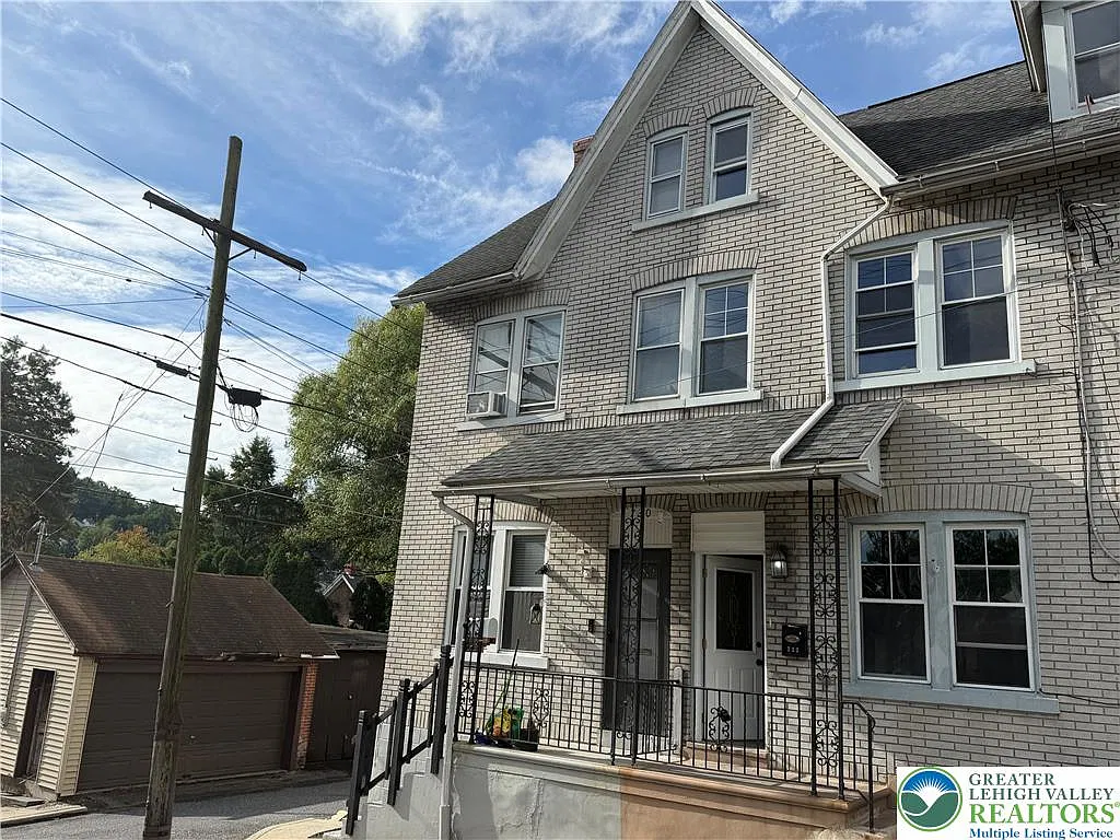 4 bed, 1.0 bath, 1278 sqft, $1,850 — Photo 1