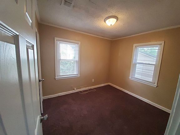 4th image of 960 Saranac St