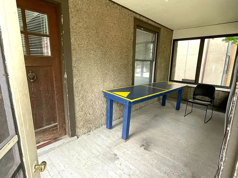 1011 Vaughn St — Photo 3