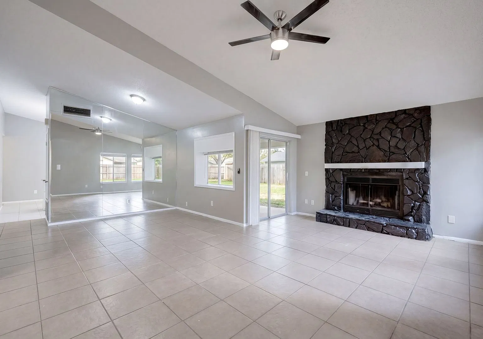 Freshly painted, spacious, 3bdm/2ba home with fireplace and laminate flooring throughout. — Photo 3