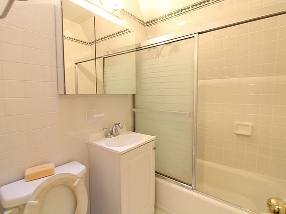 4th image of 271 W 72nd St #31