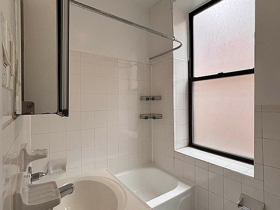 4th image of 217 E 22nd St APT 33
