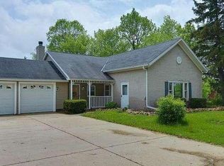 10229 Pleasant Valley Rd, Cedarburg, WI 53012