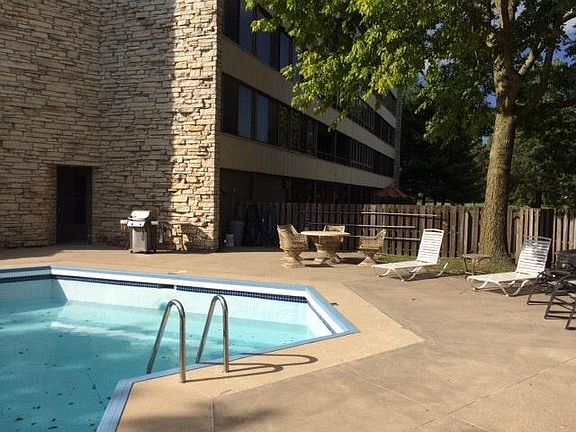 5th image of 820 Club House Rd Unit 1F