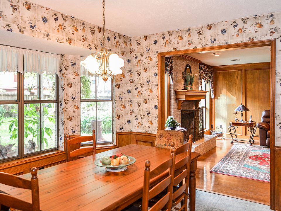 Breakfast Nook Open to Den