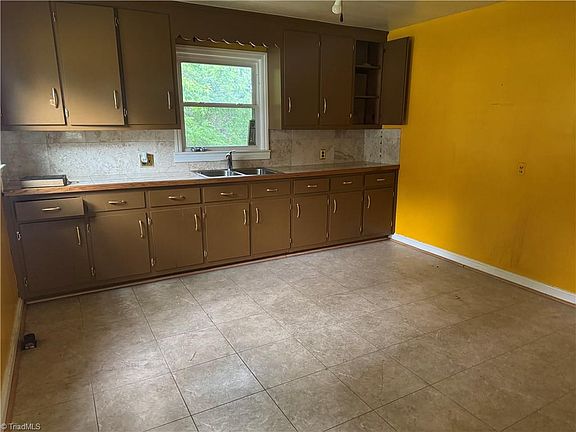 4th image of 1445 Harrison Ave