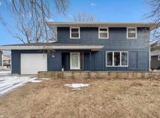 1828 Belmont Dr, Grinnell, IA 50112
