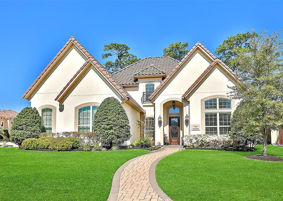 Exquisite traditional home with a Mediterranean flair, "The Tuscan Stanton", from the Toll Brothers Collection will not disappoint. Winding paver walkway is a warm welcome. Such pretty lines on this fine home. Only 5 years old, completed July 2013. T