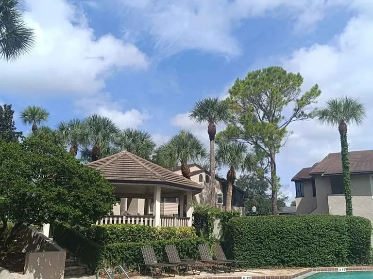 Antique Oaks Cir — Photo 15