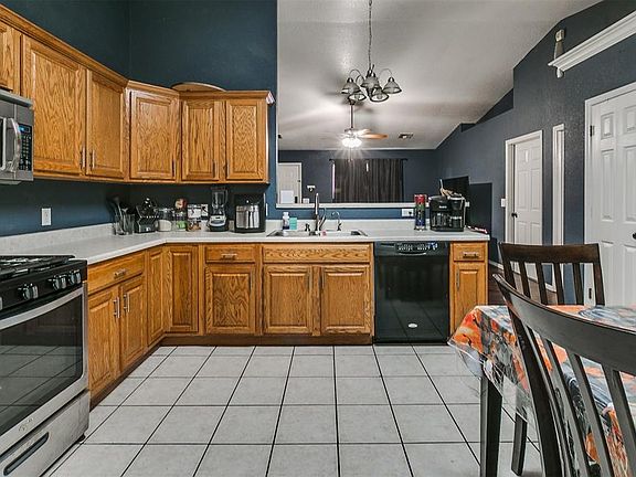 3rd image of 853 Camelot Dr