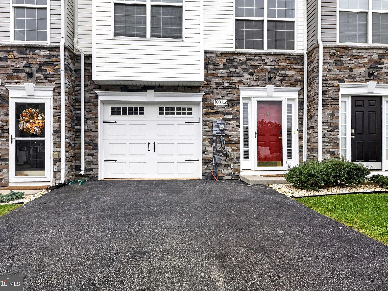 3 bed, 2.5 bath, 2912 sqft, $2,500 — Photo 2