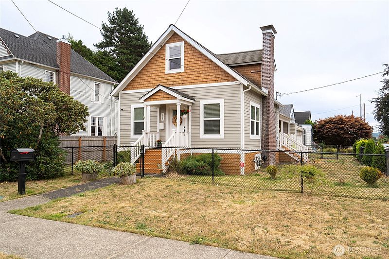 3rd image of 305 W 6th Street