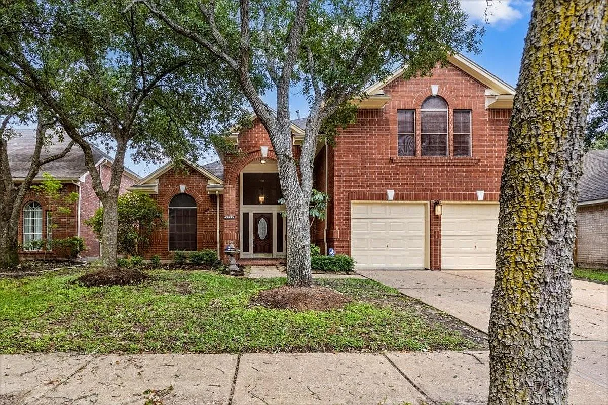 3 bed, 2.5 bath, 2690 sqft, $2,300 — Photo 1