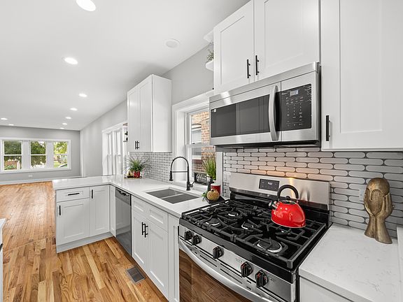 3rd image of 21 E 140th Ct