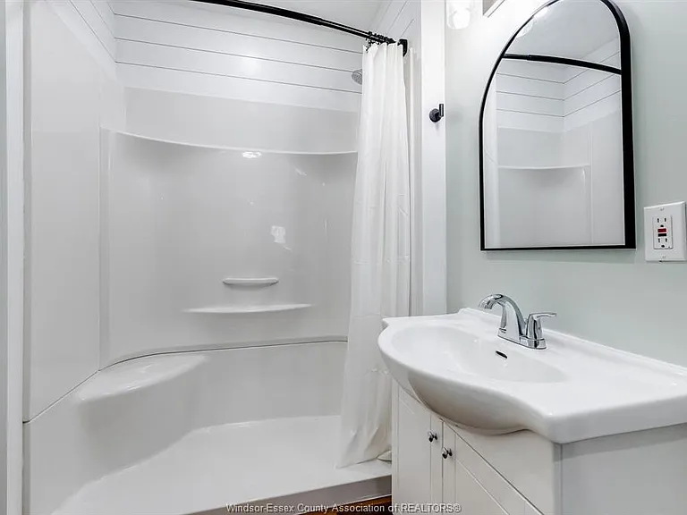 48 McLean St — Photo 14