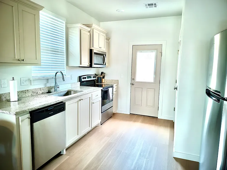 1302 SW Wisconsin Ave — Photo 2