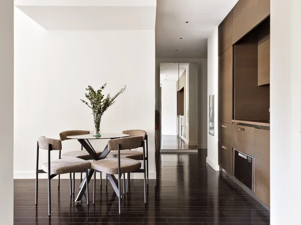 20 Pine Street 2404 image 3 of 23
