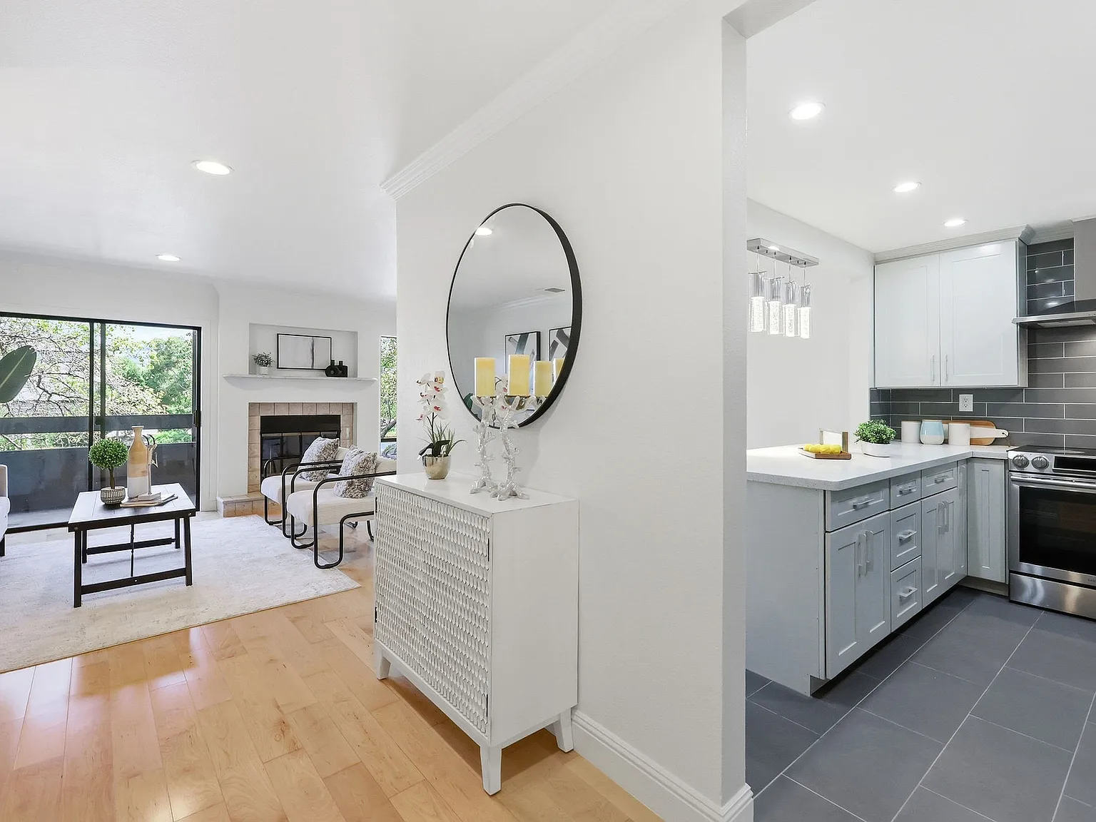 2 bed, 1213 sqft, $5,300 — Photo 2