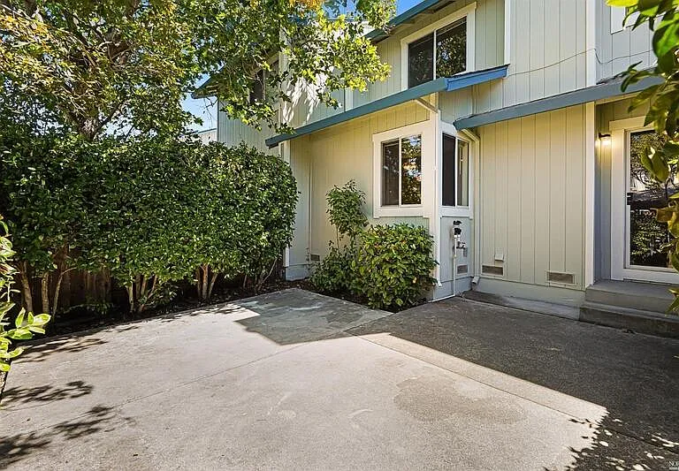 7 Meridian Cir — Photo 29