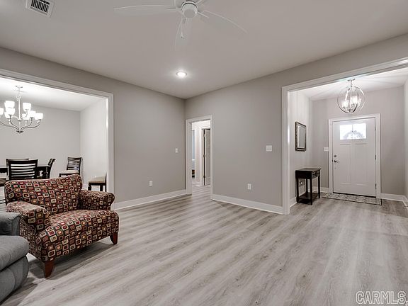 5th image of 8 Clover Leaf Ln