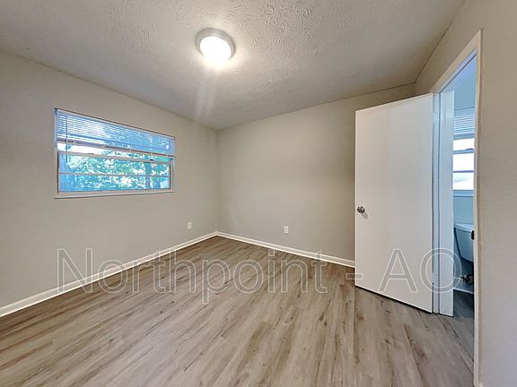 5th image of 204 W 61st St