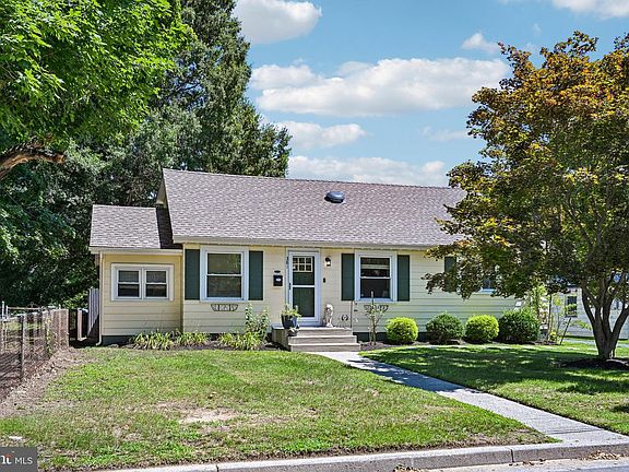 3rd image of 381 Ives Ave