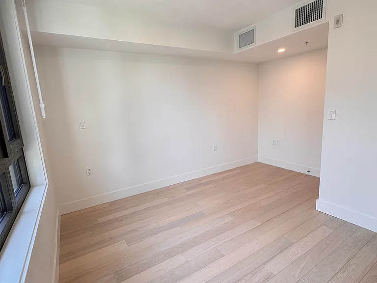 6258 Oak St — Photo 7