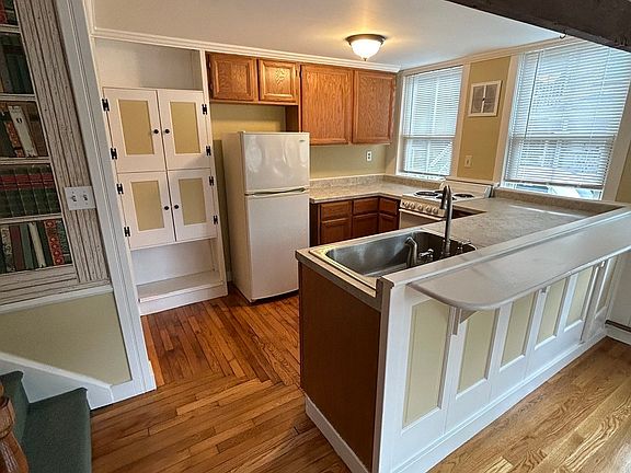 3rd image of 208 Union St Unit 2