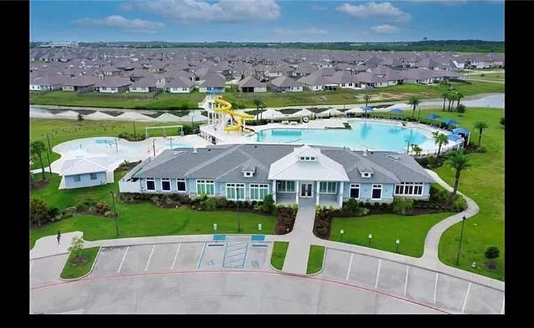 408 Lakeshore Vlg E — Photo 25