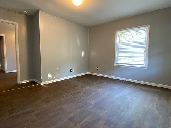 4th image of 1086 E Elmwood Dr