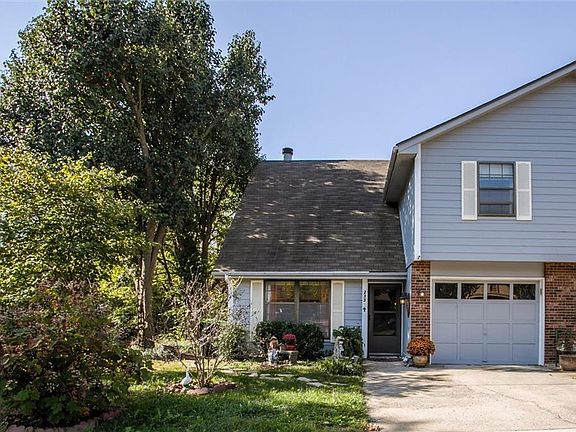 2nd image of 233 NW Waterwheel Ct