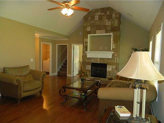 3rd image of 80 Oakwood Dr