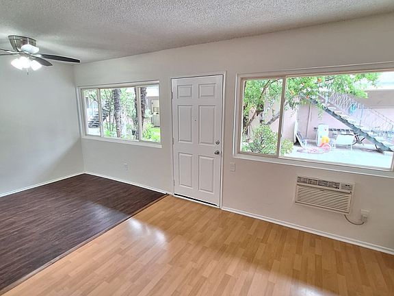 3rd image of 13961 Oxnard St APT 6