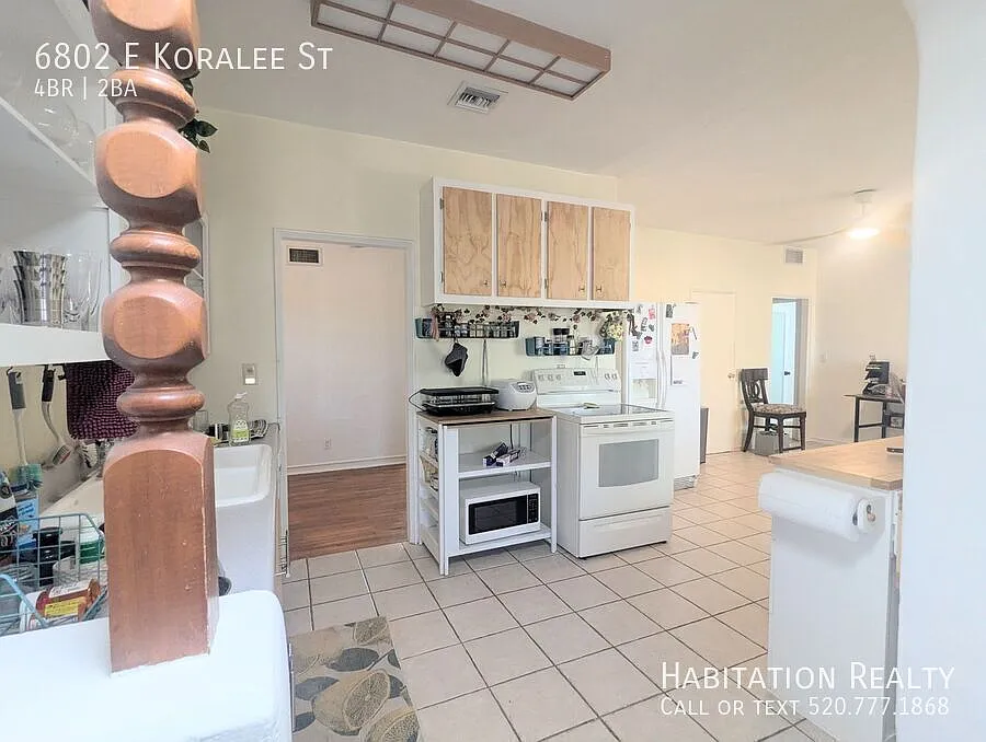 Spacious 4bed/2bath stunner w/ mountain views on the eastside, near DMAFB! — Photo 2