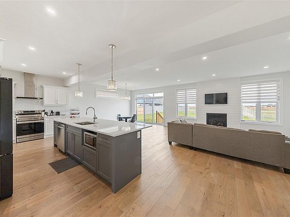 5th image of 608 Sweetbay Cres