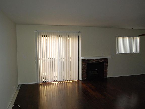 Living room area w/ gas fireplace