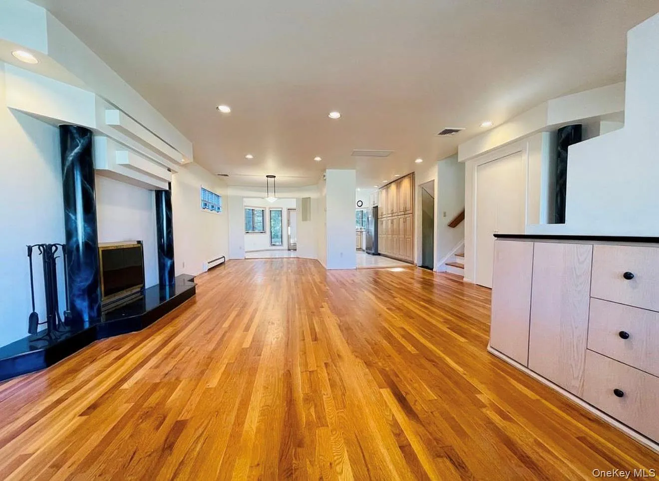 3 bed, 2.5 bath, 2040 sqft, $5,100 — Photo 2