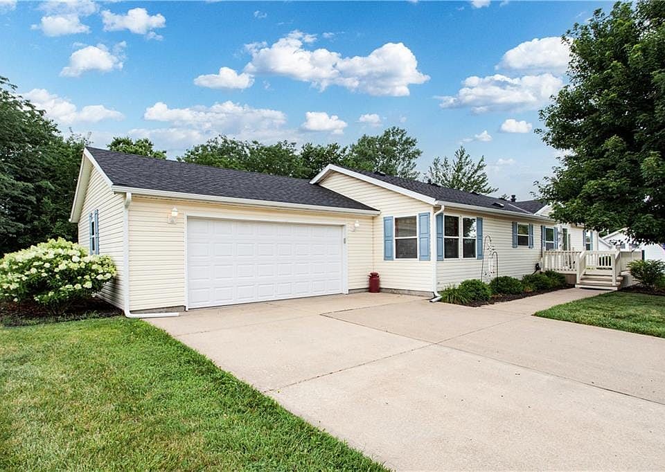 1st image of 844 NE White Oaks Ln