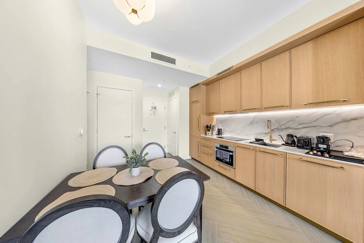1 bed, 1.0 bath, 398 sqft, $4,752 — Photo 3
