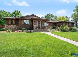 905 NE 11th St, Madison, SD 57042