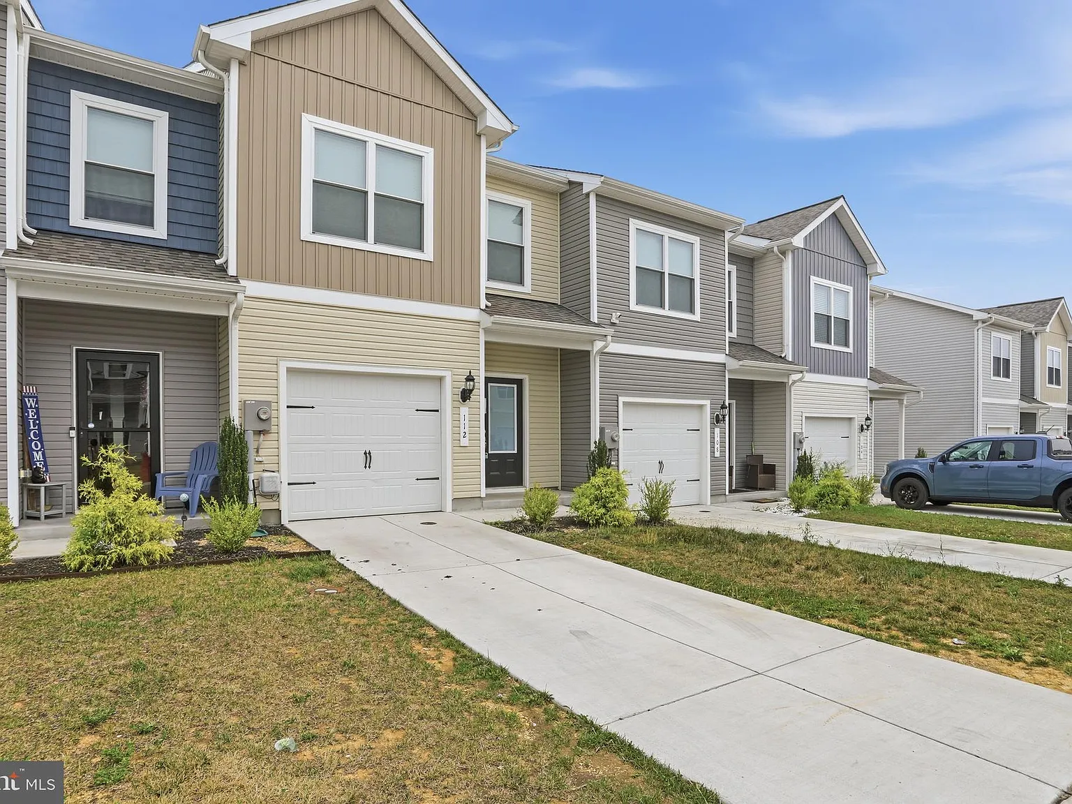 3 bed, 2.5 bath, 1443 sqft, $1,900 — Photo 2