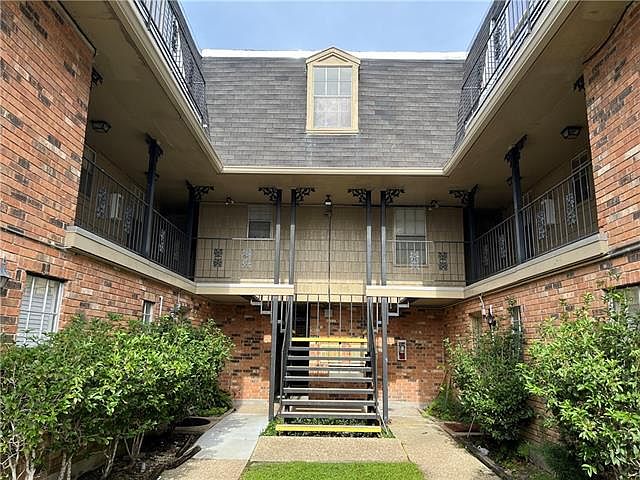 1st image of 3821 Ridgelake Dr #221